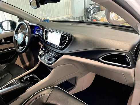 Used 2023 Chrysler Pacifica Limited image 14