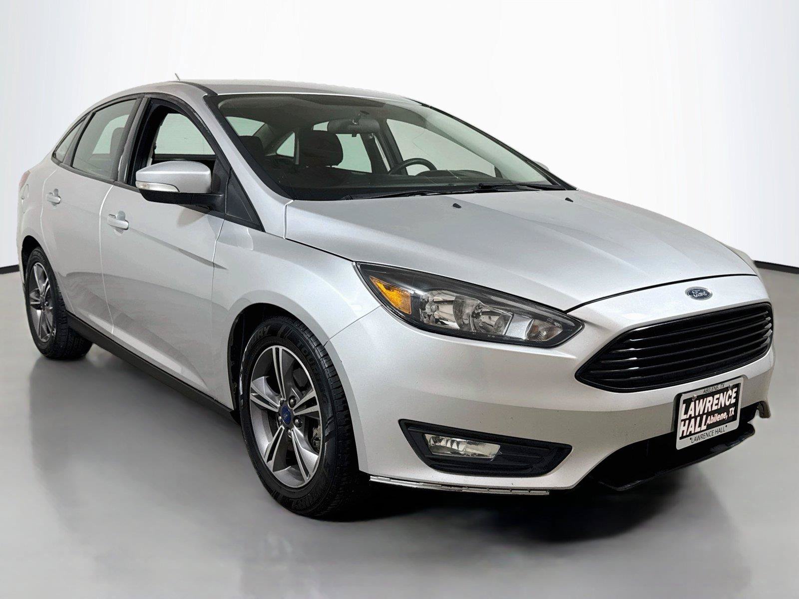 Used 2018 Ford Focus SE w/ SE Appearance Package FWD image 3
