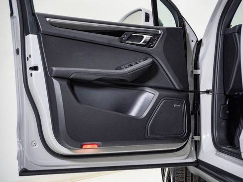Certified 2026 Porsche Macan AWD/4WD image 25