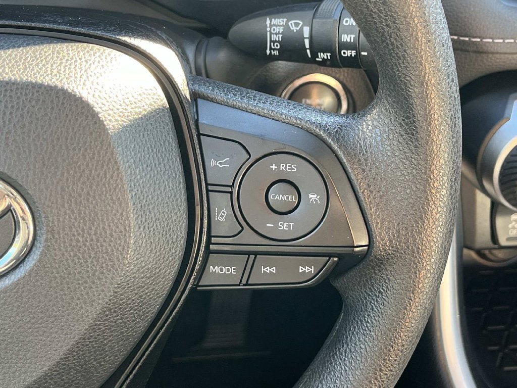 Used 2025 Toyota RAV4 XLE FWD image 17