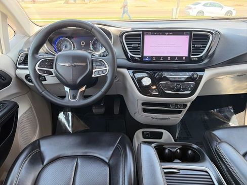 Used 2023 Chrysler Pacifica Touring-L FWD image 31