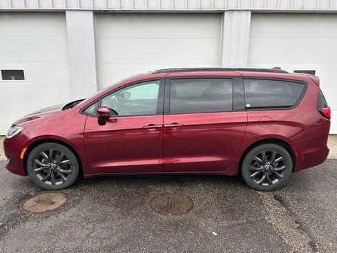Certified 2019 Chrysler Pacifica Limited w/ S Appearance Package FWD image 3