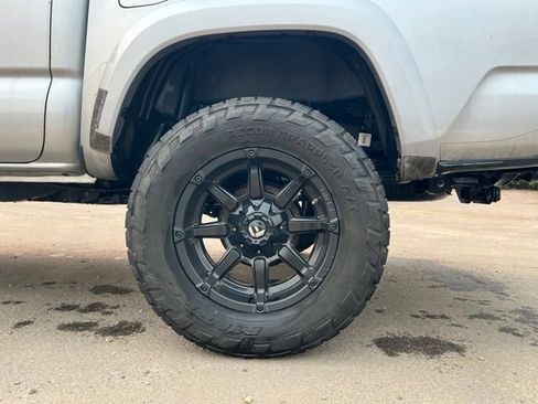 Used 2017 Toyota Tacoma TRD Sport AWD/4WD image 14