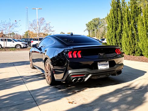 Used 2025 Ford Mustang Premium image 8