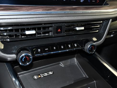 Used 2025 Chevrolet Suburban Z71 image 31