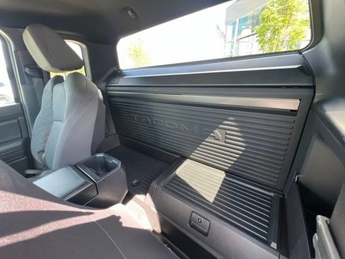 Used 2025 Toyota Tacoma SR w/ SR Upgrade Package AWD/4WD image 16