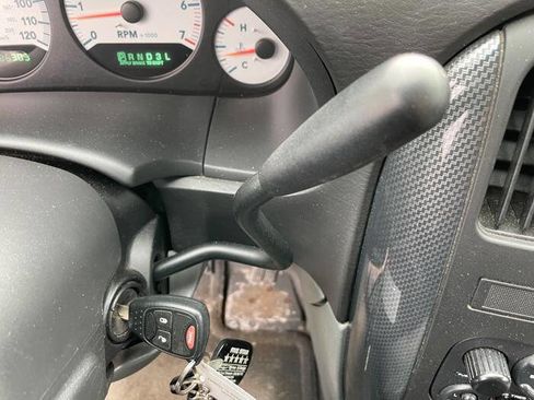 Used 2006 Dodge Caravan SXT image 34