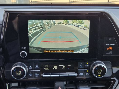 Used 2024 Toyota Highlander LE FWD image 12