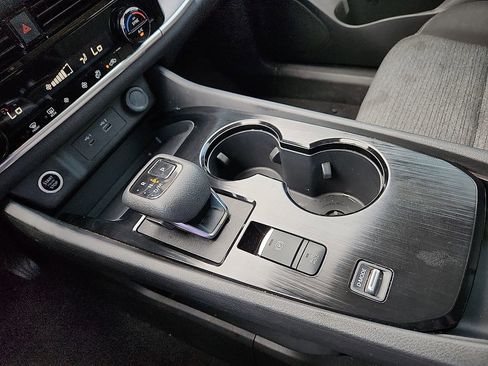 Used 2023 Nissan Rogue SV image 12