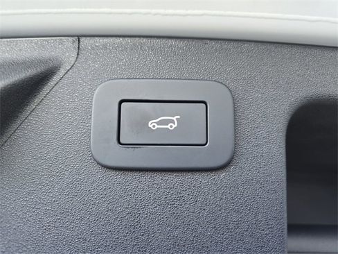 Used 2025 Land Rover Discovery Sport S image 13