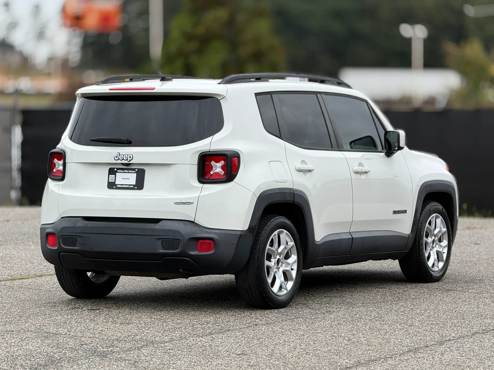 Used 2017 Jeep Renegade Latitude FWD image 9