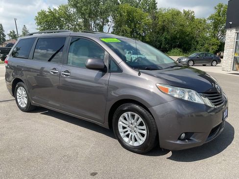 Used 2012 Toyota Sienna XLE FWD image 10