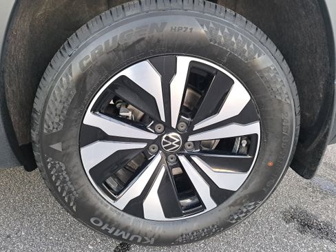 Certified 2024 Volkswagen Atlas SE image 30