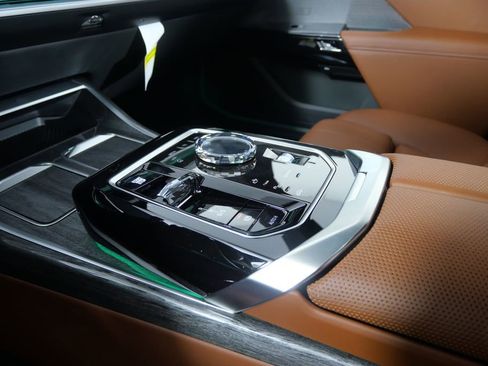 Used 2025 BMW 760i xDrive w/ Executive Package image 29