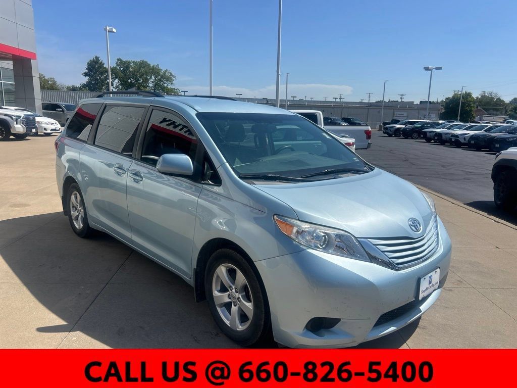 Used 2017 Toyota Sienna LE FWD image 4