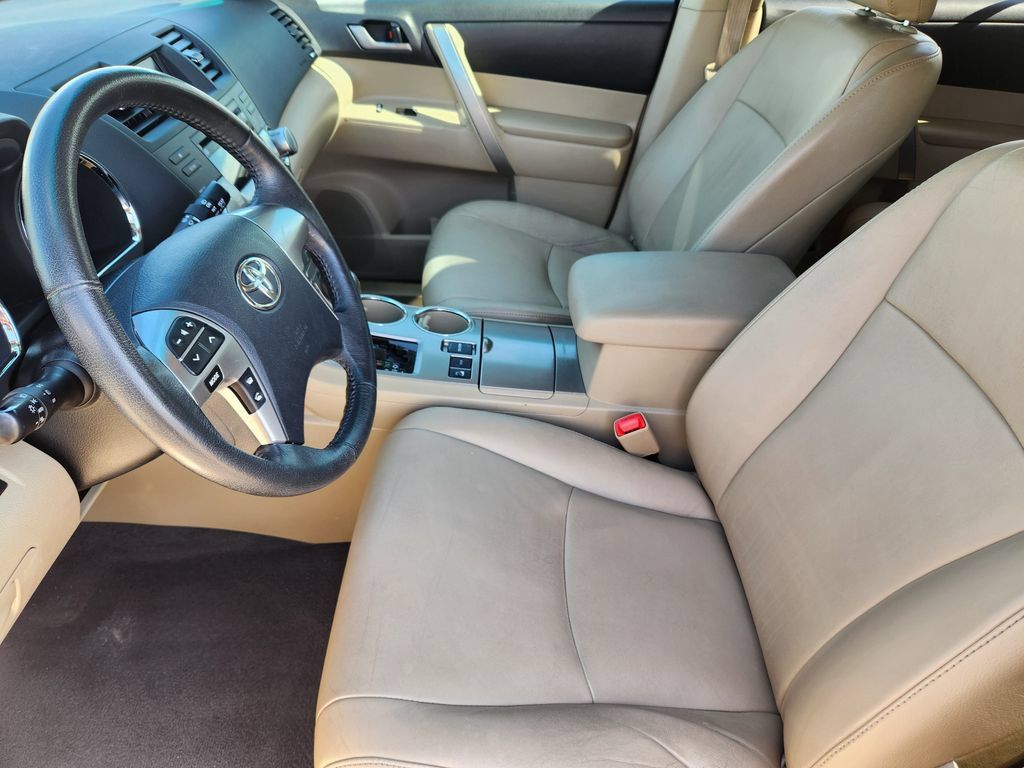 Used 2012 Toyota Highlander SE w/ Tow Pkg AWD/4WD image 7