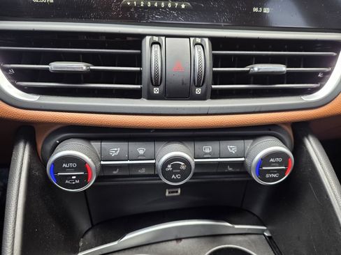 Used 2018 Alfa Romeo Giulia AWD image 29