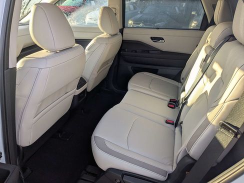 Used 2025 Nissan Pathfinder SL FWD image 15