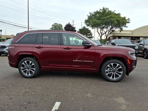 Used 2025 Jeep Grand Cherokee Overland w/ Trailer Tow Package AWD/4WD image 6