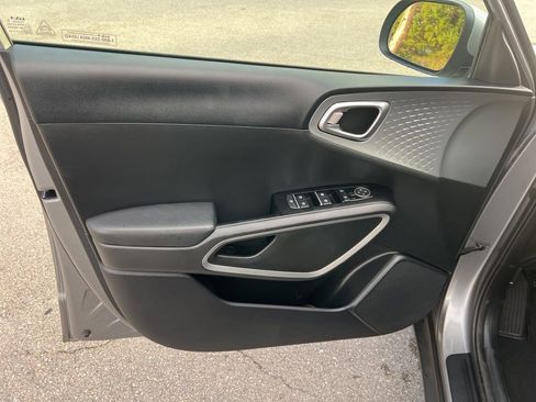 Used 2023 Kia Soul LX image 27