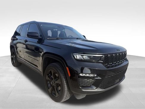 Used 2023 Jeep Grand Cherokee Limited w/ Black Appearance Package AWD/4WD image 13