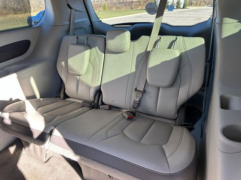 Used 2018 Chrysler Pacifica Touring-L image 10