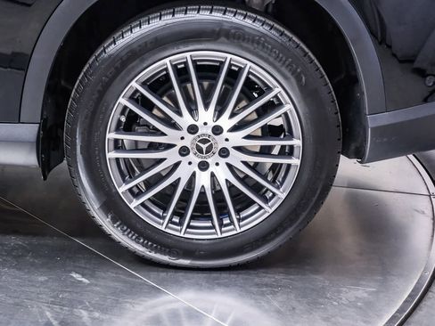 Used 2025 Mercedes-Benz GLC 300 4MATIC image 9