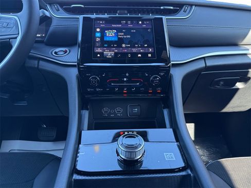 New 2025 Jeep Grand Cherokee Altitude image 11