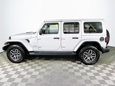 Used 2024 Jeep Wrangler Unlimited Sahara w/ Technology Group AWD/4WD image 4