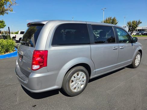 Used 2018 Dodge Grand Caravan SE w/ UConnect Hands-Free Group FWD image 3