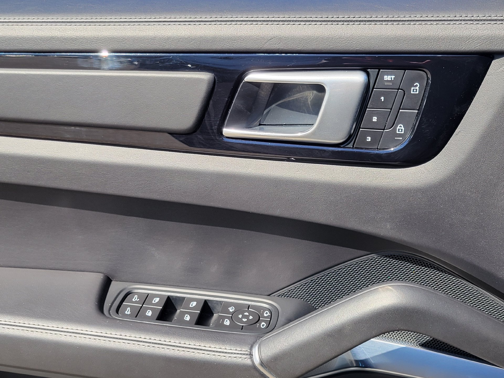 Certified 2022 Porsche Cayenne Turbo AWD/4WD image 25