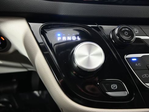 Used 2023 Chrysler Pacifica Touring-L FWD image 33