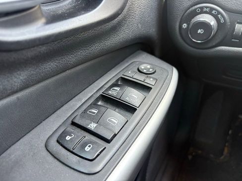 Used 2018 Jeep Cherokee Latitude Plus w/ Comfort/Convenience Group image 25