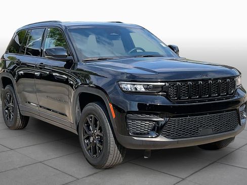 Used 2025 Jeep Grand Cherokee Altitude AWD/4WD image 3