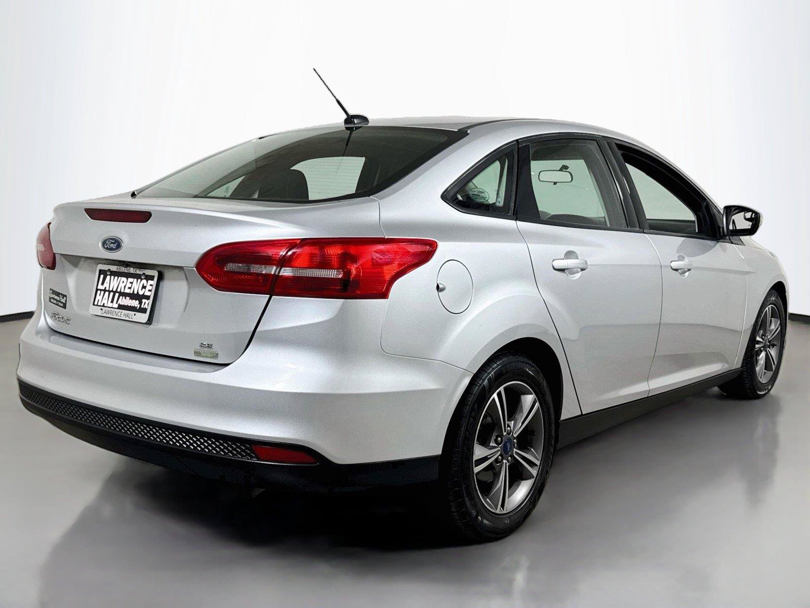 Used 2018 Ford Focus SE w/ SE Appearance Package FWD image 4