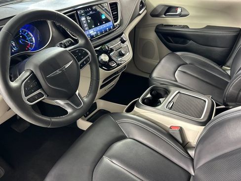 Used 2023 Chrysler Pacifica Touring-L FWD image 10