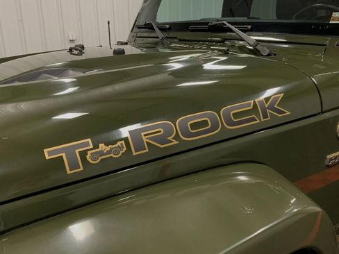 Used 2016 Jeep Wrangler Sahara image 12