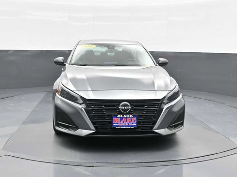 Used 2024 Nissan Altima 2.5 SV image 3