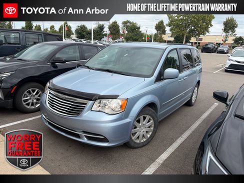 Used 2016 Chrysler Town & Country LX FWD image 1