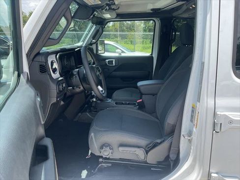 Used 2025 Jeep Wrangler Unlimited Sahara AWD/4WD image 19