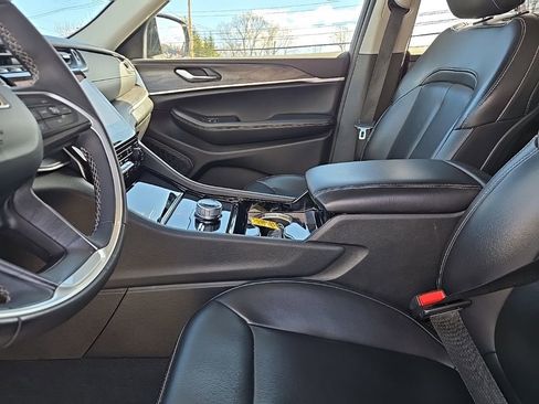 Used 2023 Jeep Grand Cherokee Limited image 19