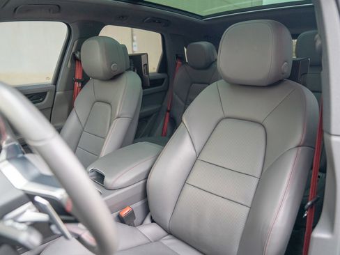 Used 2023 Porsche Cayenne image 5