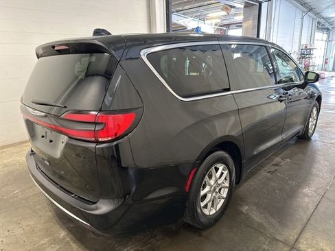 Used 2025 Chrysler Pacifica Select image 4