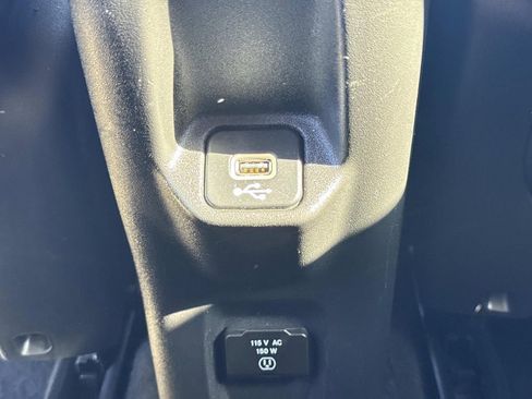 Used 2018 Jeep Renegade Latitude w/ Popular Equipment Group image 17