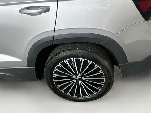 Used 2026 Volkswagen Taos SE FWD image 11
