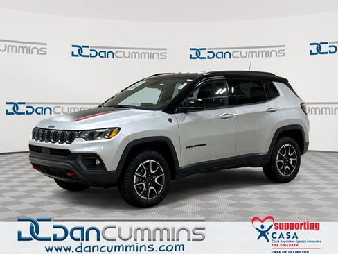 Used 2025 Jeep Compass Trailhawk AWD/4WD image 1
