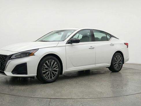 Used 2025 Nissan Altima 2.5 SV FWD image 3