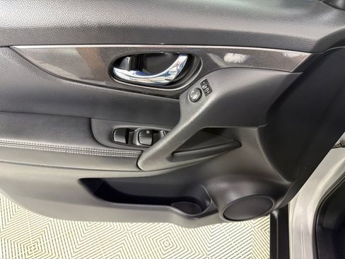 Used 2018 Nissan Rogue SV FWD image 11
