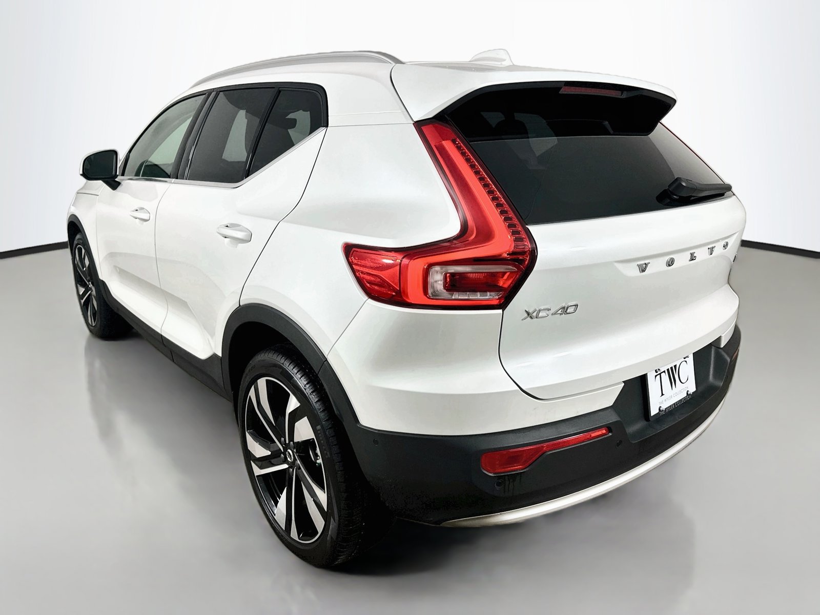 Certified 2025 Volvo XC40 B5 Ultra w/ Protection Package AWD/4WD image 7