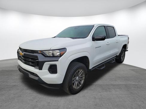 Used 2024 Chevrolet Colorado LT RWD image 3